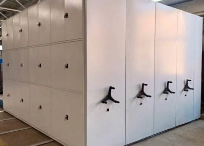 Высокие закрытые стеллажи