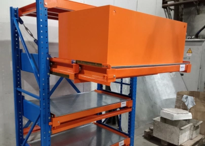 Стеллаж с выдвижными полками с бортиками для тяжелых ящиков