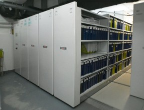 Передвижные стеллажи в подвальном помещении