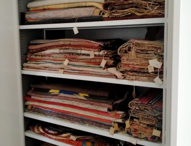 Металлические шкафы для экспонатов музея