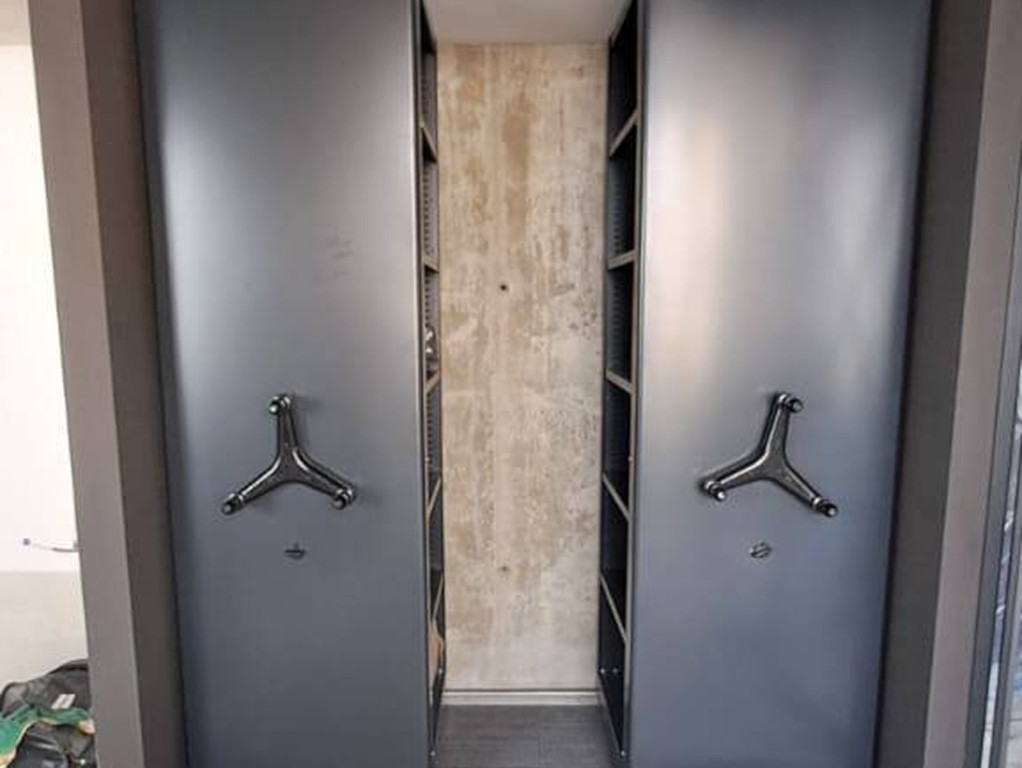 Черные металлические стеллажи