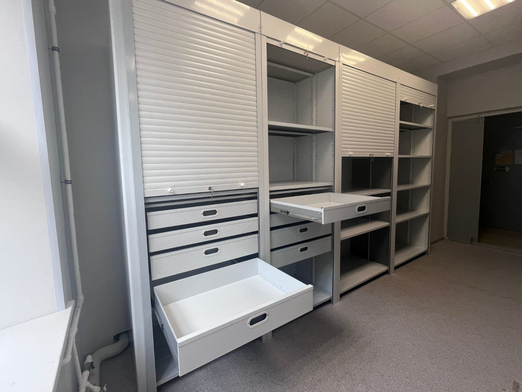 Стеллажи с ящиками и дверями