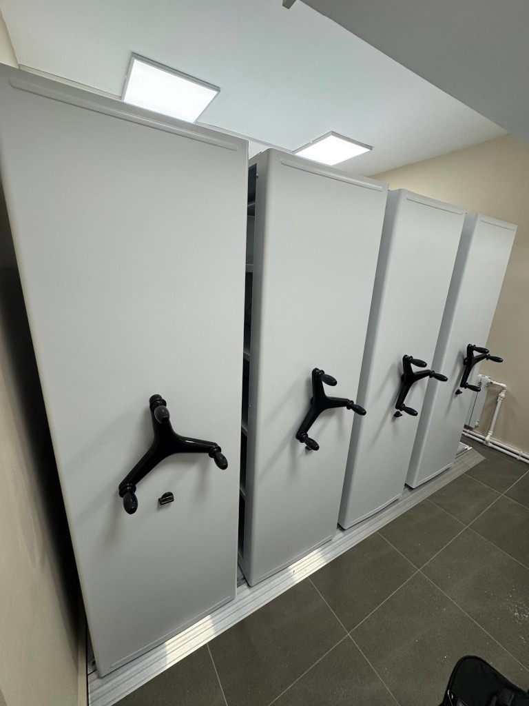 Мобильные стеллажи с механическим приводом